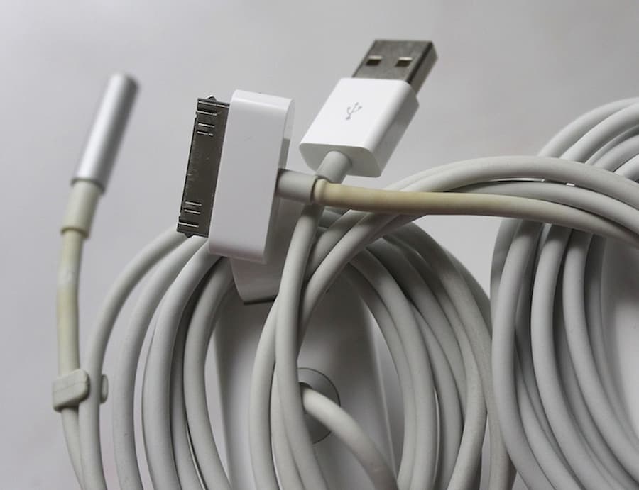 蘋果iPhone充電線變黃還能用嗎？繼續使用的2大隱藏風險