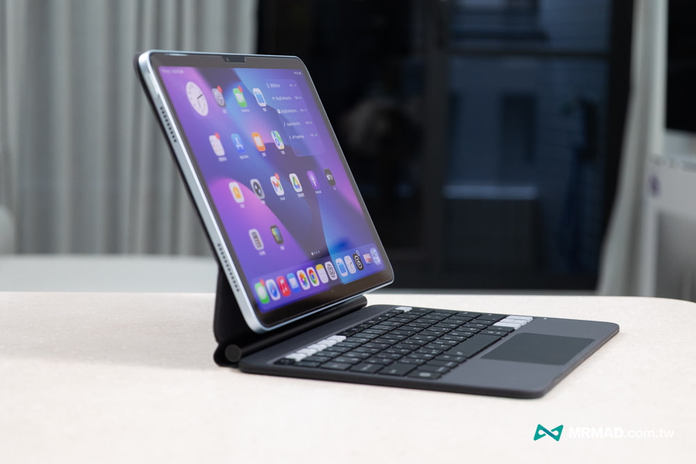 磁吸懸浮設計與135°自由視角