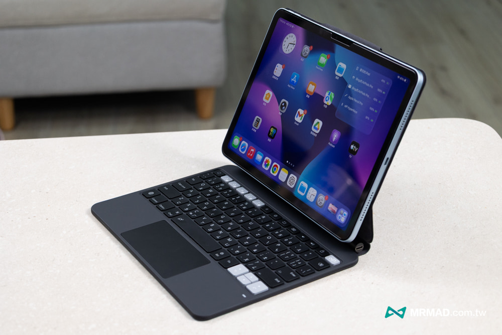 磁吸懸浮設計與135°自由視角2