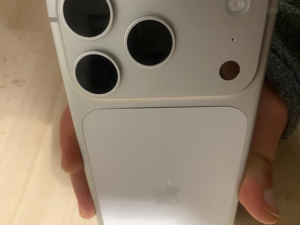 iphone 17 pro back panel lifting issue reports a1