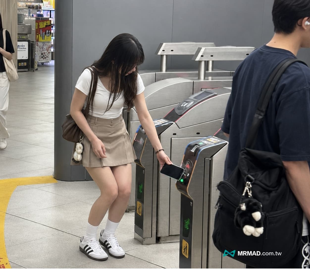 信用卡手機感應位置太低引發「深蹲進站」熱議