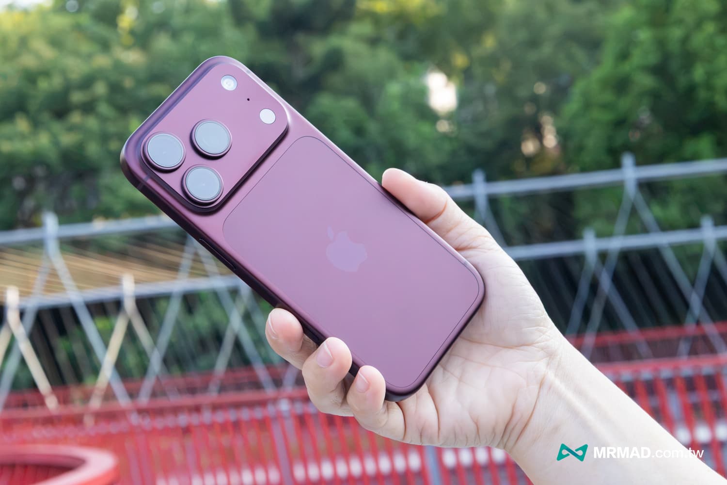 iPhone 18 Pro Max 重量逼近 250 克，手感成為最明顯代價