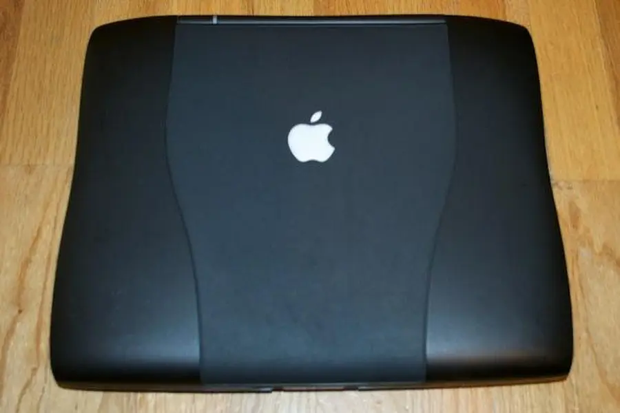 發光蘋果 Logo 歷史從1999年開始，比 MacBook 名稱還早