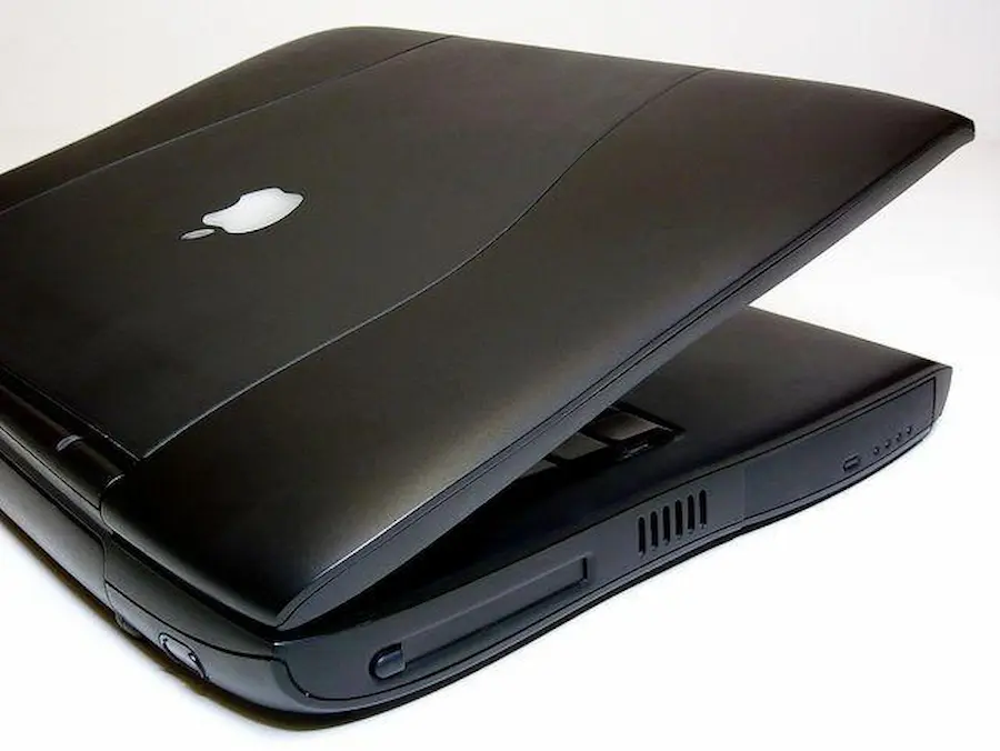 早期 MacBook 蘋果標誌竟然是倒的？背後與賈伯斯設計理念有關