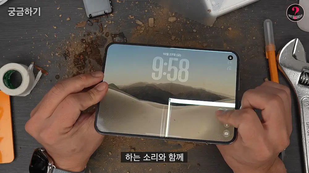 拆解iPhone Duo螢幕故障原因,中央支撐桿內部零件恐是關鍵 2