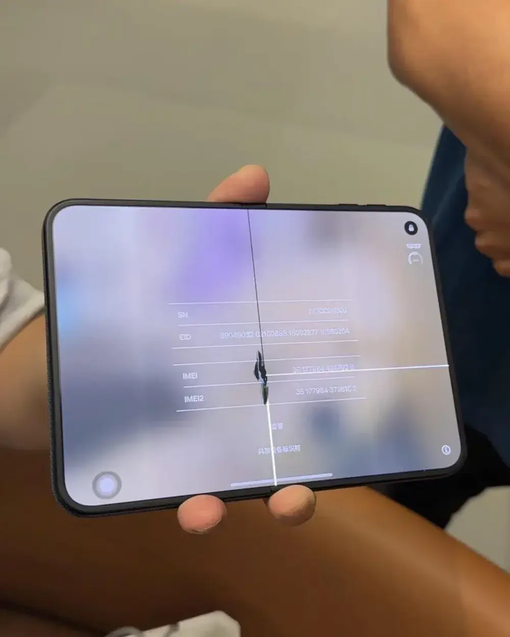 iPhone Duo轉軸有設計缺陷?首代摺疊手機品質仍待觀察
