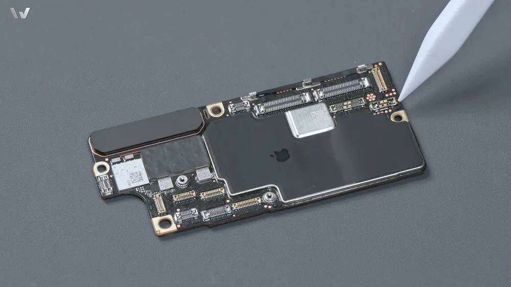 深度iPhone Duo拆解亮點7：A20 Pro 搭配單層主機板