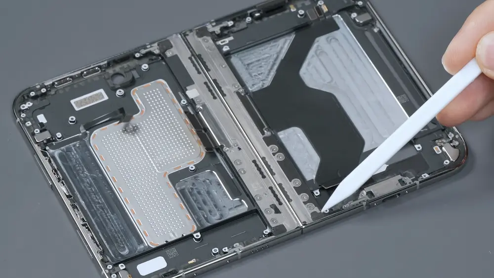 深度iPhone Duo拆解亮點8：超大型 VC 均熱板直接焊接中框 3