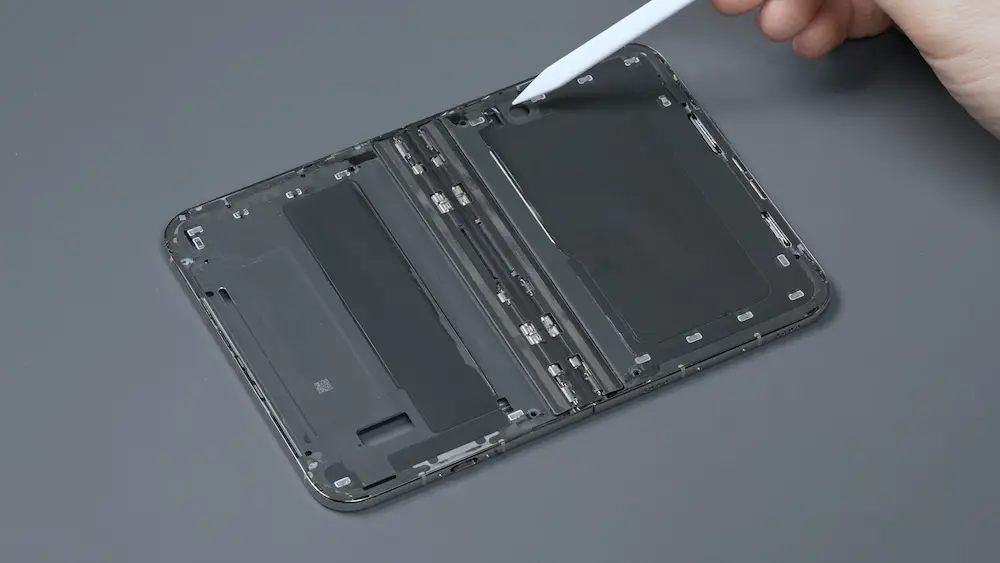 深度iPhone Duo拆解亮點8：超大型 VC 均熱板直接焊接中框 1
