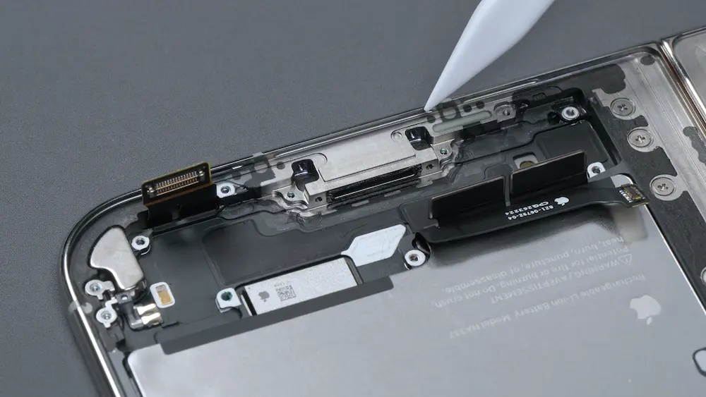 深度iPhone Duo拆解亮點11：USB-C增強金屬中框結構 1