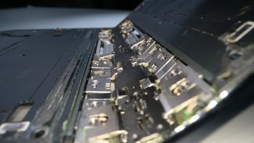 深度iPhone Duo拆解亮點16：螢幕會裂轉軸中央區域成為目前最大疑點