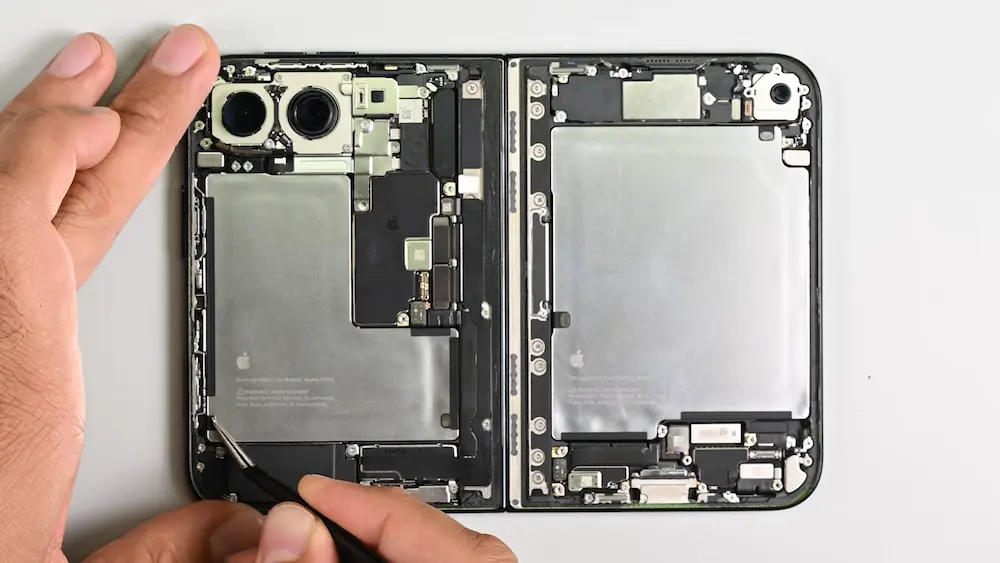 深度iPhone Duo拆解亮點9：雙鋼殼電池幾乎把機身空間塞滿