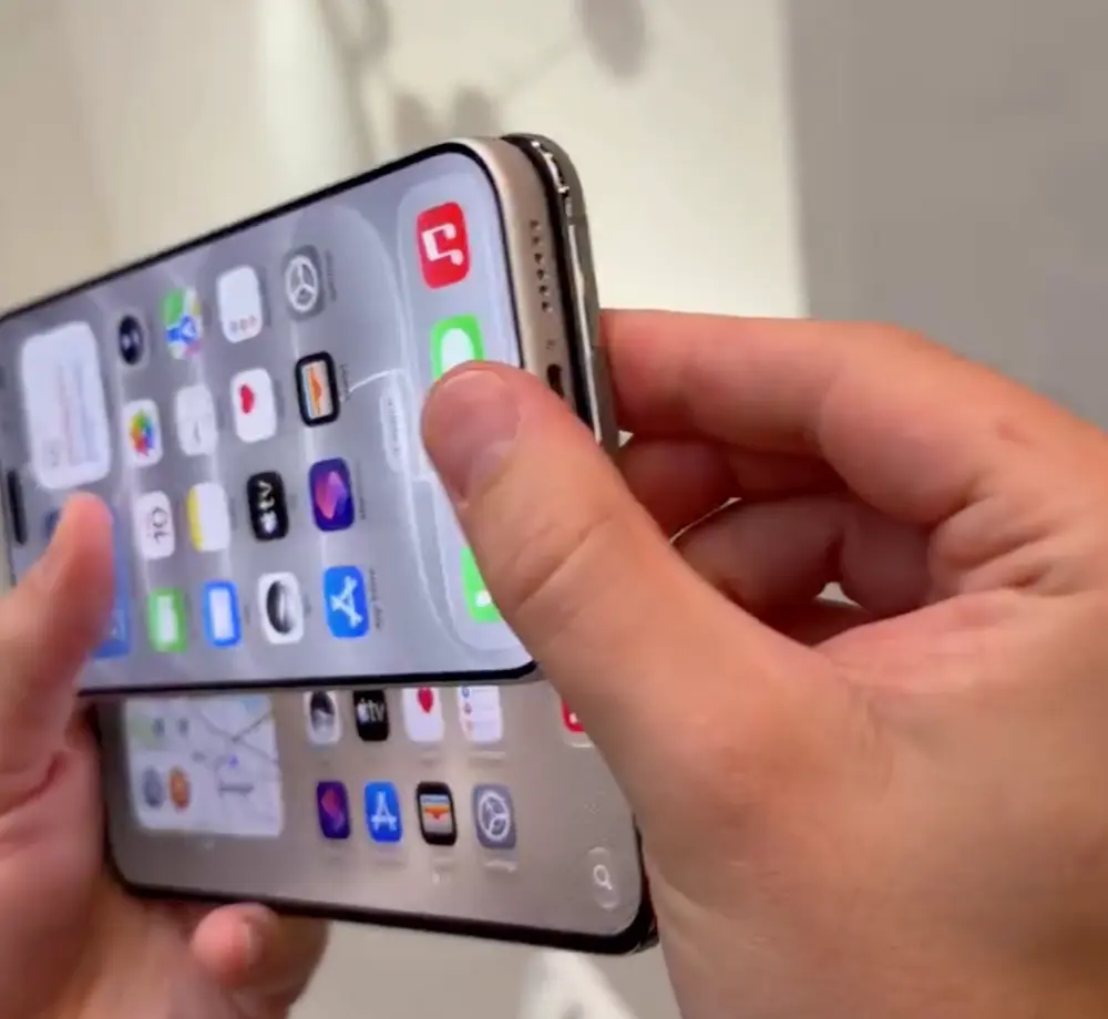 iPhone Duo 展開後機身比 Pro Max 更薄