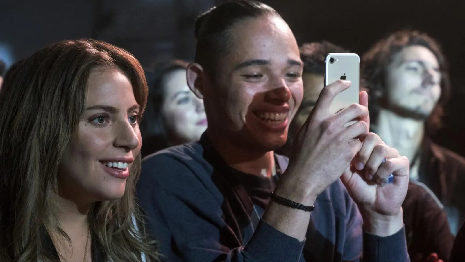 Lady Gaga 與 Anthony Ramos 的電影劇照中出現 iPhone